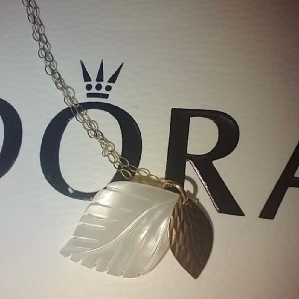 9ct gold chain and 9ct gold leaf with mother of pearl pendant